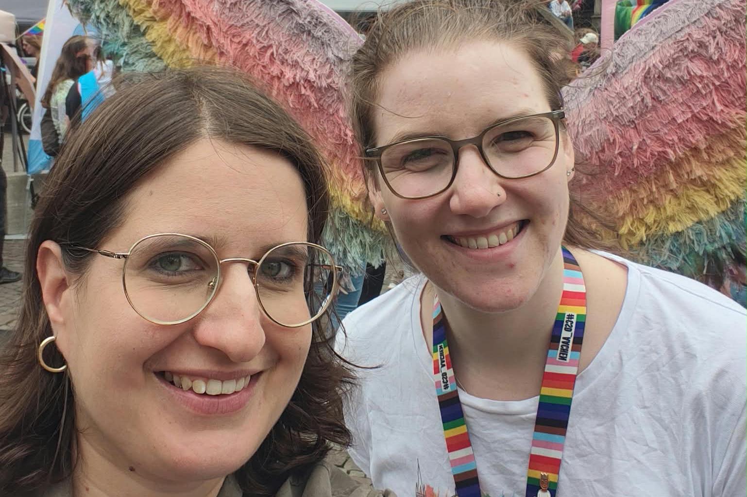 CSD Aachen 2026_Regenbogen-Engelsflügel_Yasmin Raimundo (links) und Christina Ciecierski (rechts)