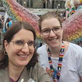 CSD Aachen 2026_Regenbogen-Engelsflügel_Yasmin Raimundo (links) und Christina Ciecierski (rechts)