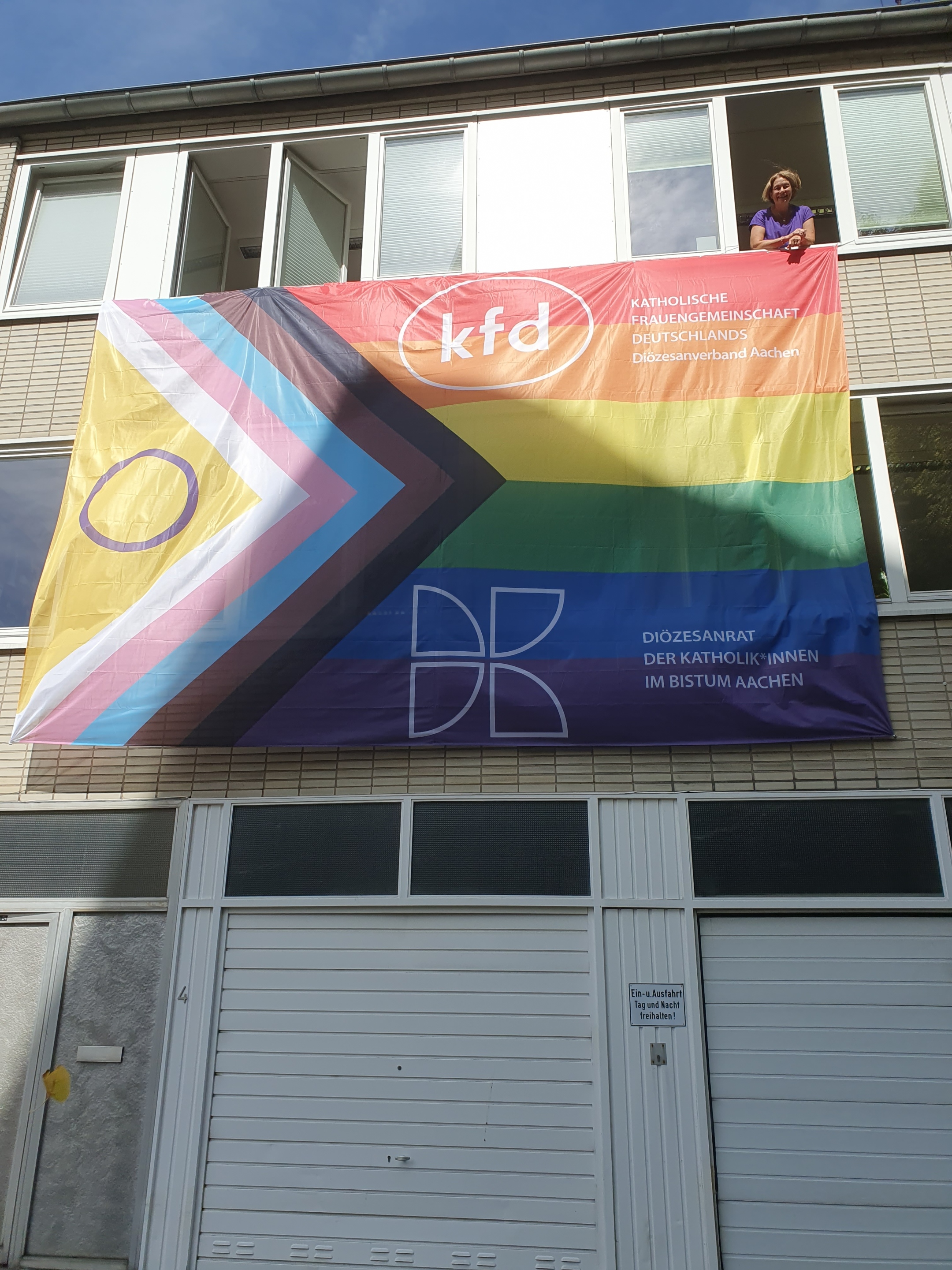 CSD Aachen 2026_Progressive Pride Flag an der Außenwand unserer Geschäftsstelle