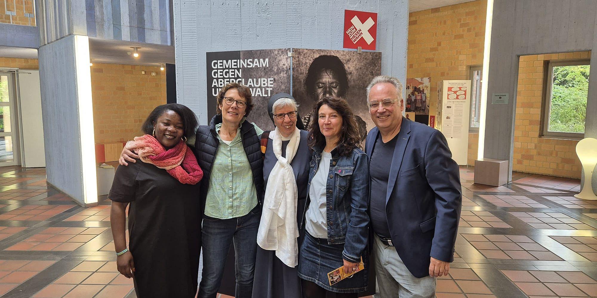 Im Gespräch über den Hexenwahn in Papua-Neuguinea (von links nach rechts): Thérèse Mema (DR Kongo), Barbara Verholen (kfd Diözesanvorstand), Sr. Lorena Jenal (Papua-Neuguinea), Marie-Theres Jung (kfd-Bundesvorstand und Diözesanvorsitzende der kfd Aachen) und Jörg Nowak (stellv. Pressesprecher von missio Aachen)