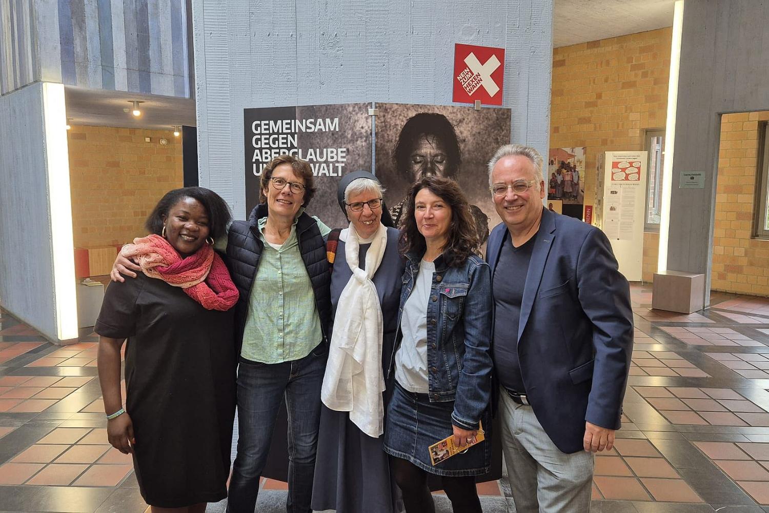 Im Gespräch über den Hexenwahn in Papua-Neuguinea (von links nach rechts): Thérèse Mema (DR Kongo), Barbara Verholen (kfd Diözesanvorstand), Sr. Lorena Jenal (Papua-Neuguinea), Marie-Theres Jung (kfd-Bundesvorstand und Diözesanvorsitzende der kfd Aachen) und Jörg Nowak (stellv. Pressesprecher von missio Aachen)