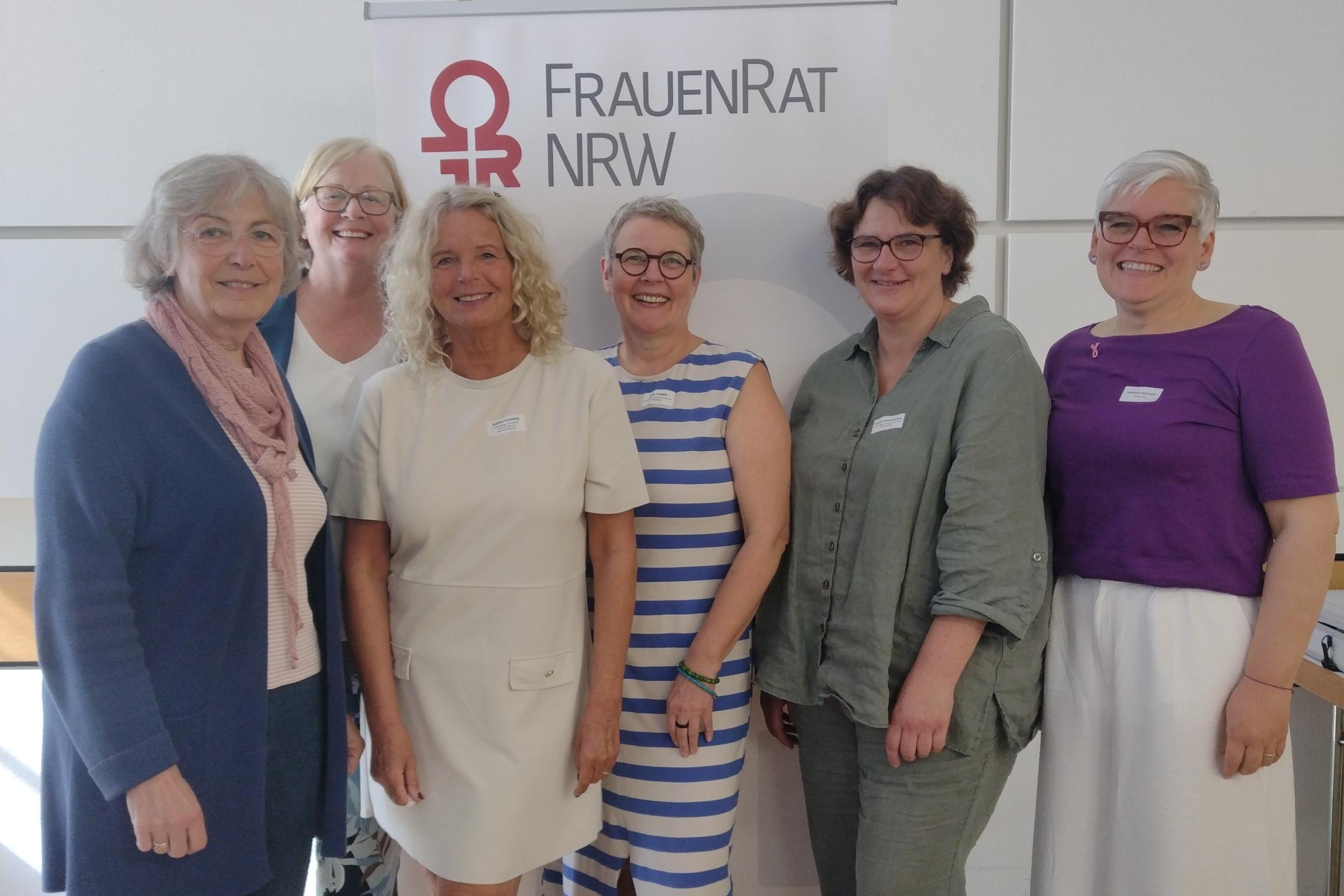 Die Delegierten der LAG kfd NRW im FrauenRat NRW: Marlene Heyden (Diözesanverband Aachen), Reinhilde Riesenbeck, Andrea Temming, Maria Terbeck, Elisabeth Westerbarkey und Gabriele Pollmann (von links nach rechts).