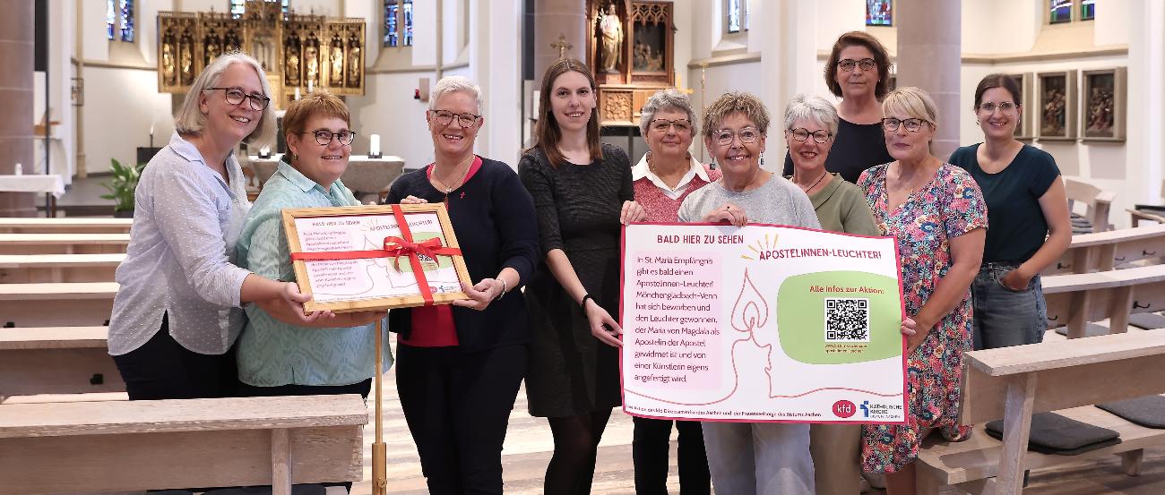 Freuen sich, dass es in St. Maria Empfängnis Venn bald einen Apostelinnenleuchter gibt: (v.l.) Gemeindereferentin Manuela Thies-Diekamp, Praktikantin Astrid Köhler, Gabriele Vogt (kfd Leitungsteam, KlarText, Frauentreff), Madeleine Helbig-Londo (Frauenseelsorge im Bistum Aachen), Angela Hillekamp (kfd Leitungsteam), Inge von Wirth (KlarText, Frauentreff), Elke Aretz (kfd Leitungsteam, KlarText), Carmen Küster (KlarText, Frauentreff), Heike Scholten (KlarText, Frauentreff), Yasmin Raimundo (Geistliche Leitung des kfd Diözesanverbandes Aachen)