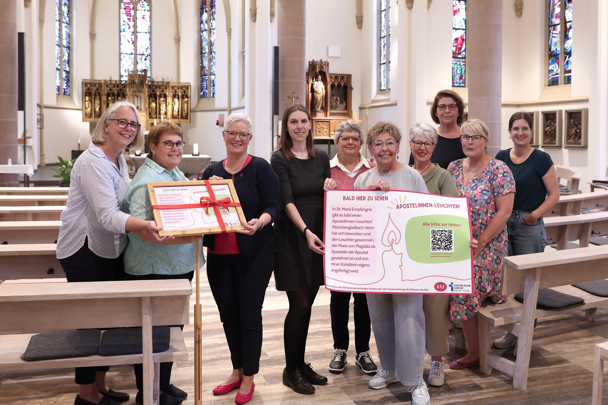 Freuen sich, dass es in St. Maria Empfängnis Venn bald einen Apostelinnenleuchter gibt: (v.l.) Gemeindereferentin Manuela Thies-Diekamp, Praktikantin Astrid Köhler, Gabriele Vogt (kfd Leitungsteam, KlarText, Frauentreff), Madeleine Helbig-Londo (Frauenseelsorge im Bistum Aachen), Angela Hillekamp (kfd Leitungsteam), Inge von Wirth (KlarText, Frauentreff), Elke Aretz (kfd Leitungsteam, KlarText), Carmen Küster (KlarText, Frauentreff), Heike Scholten (KlarText, Frauentreff), Yasmin Raimundo (Geistliche Leitung des kfd Diözesanverbandes Aachen)