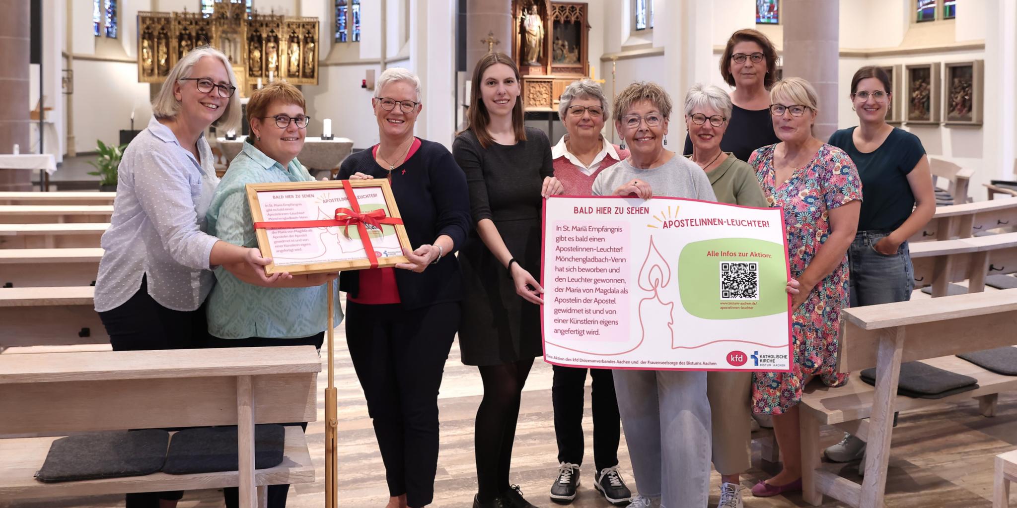 Freuen sich, dass es in St. Maria Empfängnis Venn bald einen Apostelinnenleuchter gibt: (v.l.) Gemeindereferentin Manuela Thies-Diekamp, Praktikantin Astrid Köhler, Gabriele Vogt (kfd Leitungsteam, KlarText, Frauentreff), Madeleine Helbig-Londo (Frauenseelsorge im Bistum Aachen), Angela Hillekamp (kfd Leitungsteam), Inge von Wirth (KlarText, Frauentreff), Elke Aretz (kfd Leitungsteam, KlarText), Carmen Küster (KlarText, Frauentreff), Heike Scholten (KlarText, Frauentreff), Yasmin Raimundo (Geistliche Leitung des kfd Diözesanverbandes Aachen)