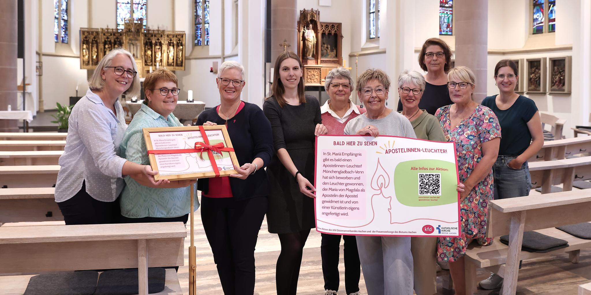 Freuen sich, dass es in St. Maria Empfängnis Venn bald einen Apostelinnenleuchter gibt: (v.l.) Gemeindereferentin Manuela Thies-Diekamp, Praktikantin Astrid Köhler, Gabriele Vogt (kfd Leitungsteam, KlarText, Frauentreff), Madeleine Helbig-Londo (Frauenseelsorge im Bistum Aachen), Angela Hillekamp (kfd Leitungsteam), Inge von Wirth (KlarText, Frauentreff), Elke Aretz (kfd Leitungsteam, KlarText), Carmen Küster (KlarText, Frauentreff), Heike Scholten (KlarText, Frauentreff), Yasmin Raimundo (Geistliche Leitung des kfd Diözesanverbandes Aachen)