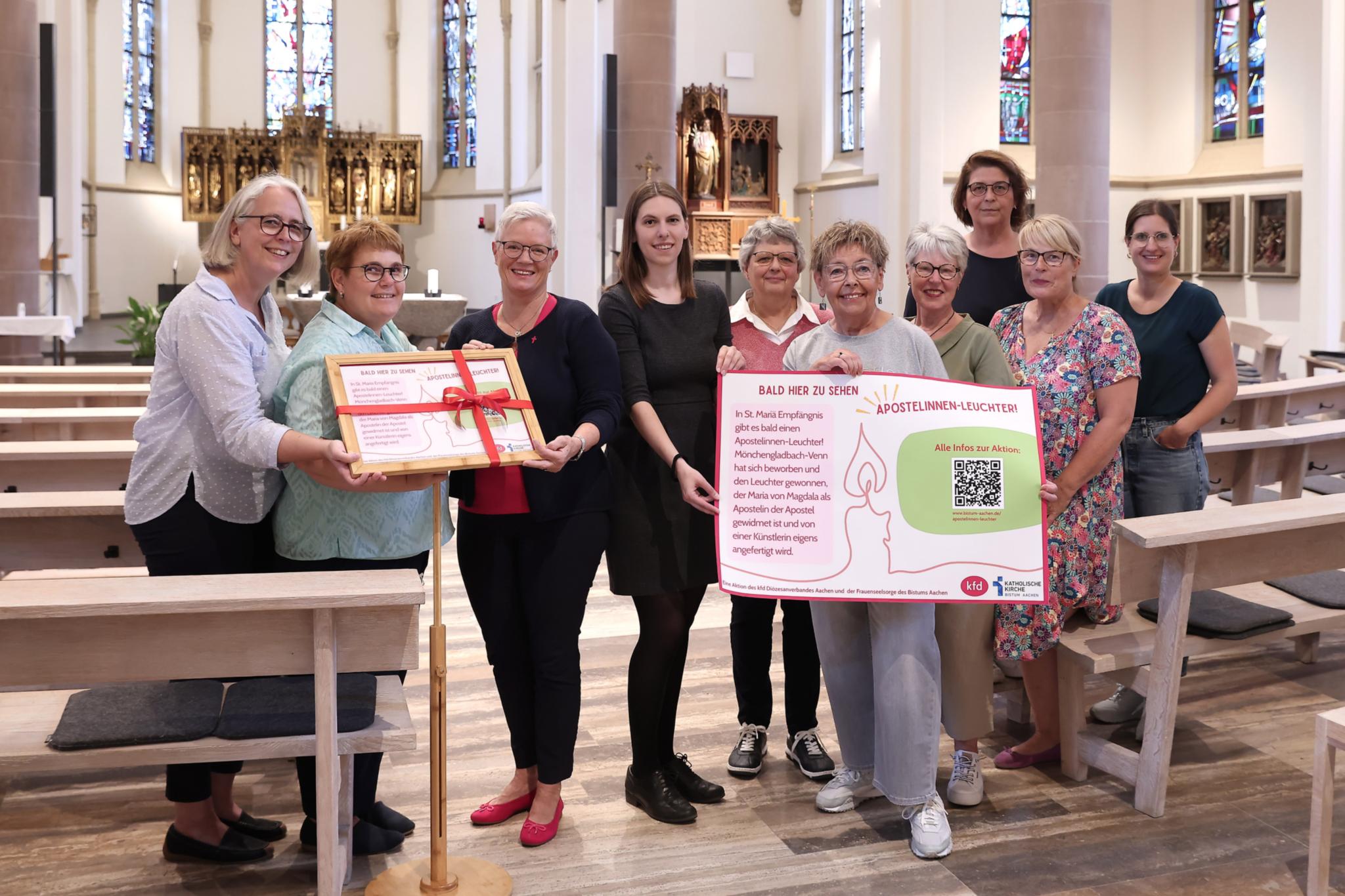 Freuen sich, dass es in St. Maria Empfängnis Venn bald einen Apostelinnenleuchter gibt: (v.l.) Gemeindereferentin Manuela Thies-Diekamp, Praktikantin Astrid Köhler, Gabriele Vogt (kfd Leitungsteam, KlarText, Frauentreff), Madeleine Helbig-Londo (Frauenseelsorge im Bistum Aachen), Angela Hillekamp (kfd Leitungsteam), Inge von Wirth (KlarText, Frauentreff), Elke Aretz (kfd Leitungsteam, KlarText), Carmen Küster (KlarText, Frauentreff), Heike Scholten (KlarText, Frauentreff), Yasmin Raimundo (Geistliche Leitung des kfd Diözesanverbandes Aachen)