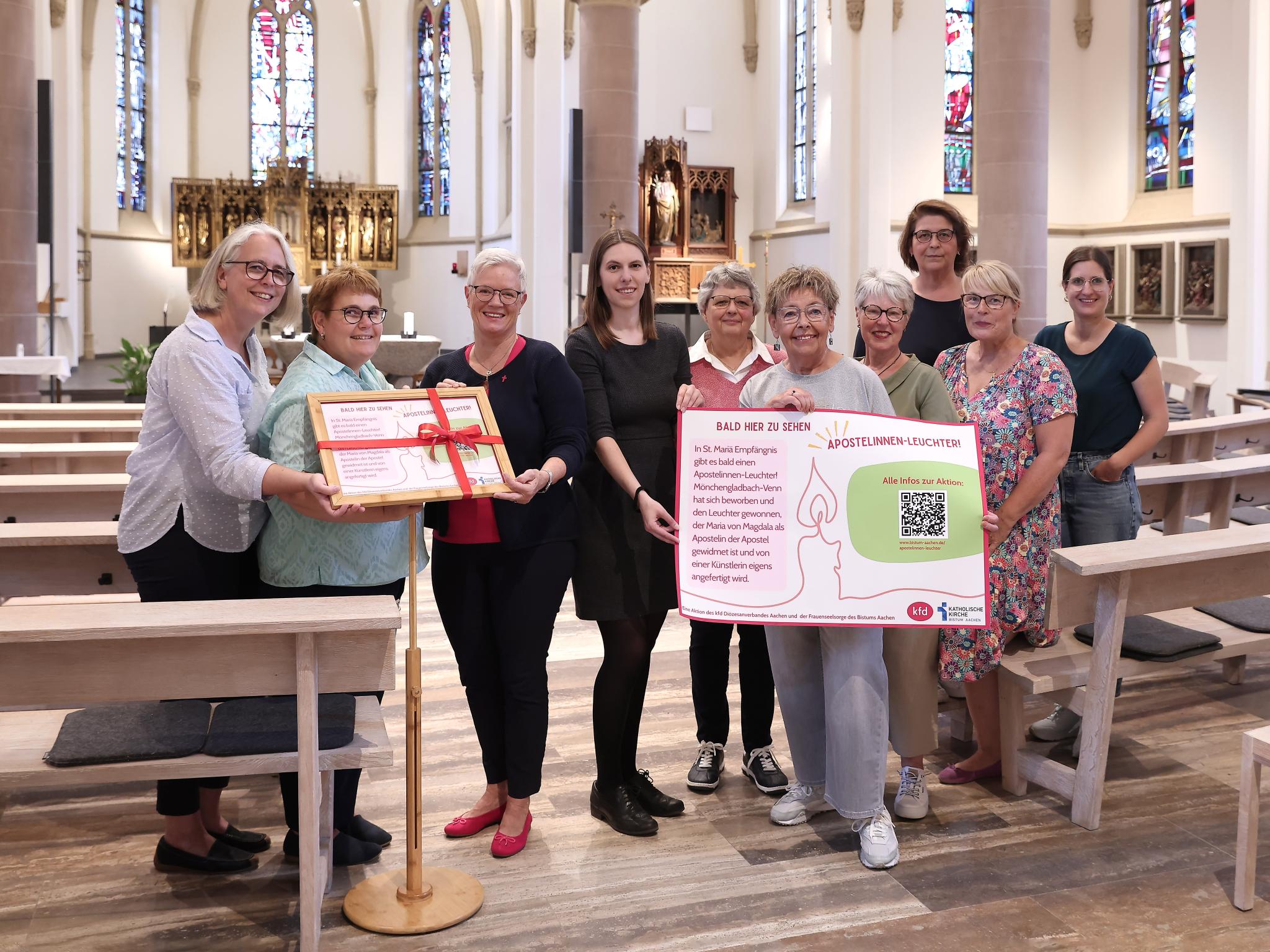 Freuen sich, dass es in St. Maria Empfängnis Venn bald einen Apostelinnenleuchter gibt: (v.l.) Gemeindereferentin Manuela Thies-Diekamp, Praktikantin Astrid Köhler, Gabriele Vogt (kfd Leitungsteam, KlarText, Frauentreff), Madeleine Helbig-Londo (Frauenseelsorge im Bistum Aachen), Angela Hillekamp (kfd Leitungsteam), Inge von Wirth (KlarText, Frauentreff), Elke Aretz (kfd Leitungsteam, KlarText), Carmen Küster (KlarText, Frauentreff), Heike Scholten (KlarText, Frauentreff), Yasmin Raimundo (Geistliche Leitung des kfd Diözesanverbandes Aachen)