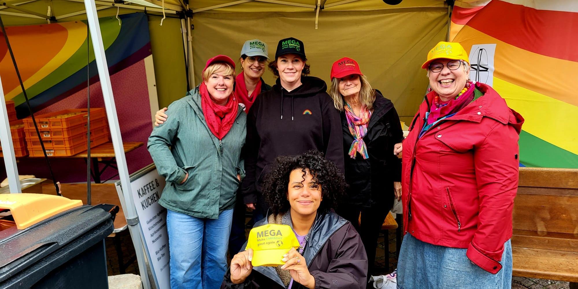 Yasmin Raimundo, Regina Schulz und das Team des Mentorats beim CSD Aachen