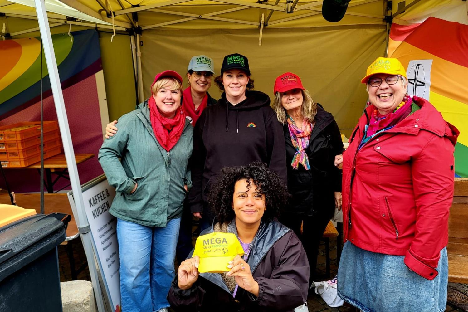 Yasmin Raimundo, Regina Schulz und das Team des Mentorats beim CSD Aachen