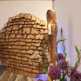 Der Apostelinnen-Leuchter für Maria von Magdala, der nun in Maria Empfängnis in Mönchengladbach-Venn seinen Platz gefunden hat. Die Skulpturen-Installation aus 300 Jahre altem Eichenholz von Sonja Toepfer besteht aus mehreren Elementen, der 1,80 Meter hohen Maria, dem knapp zwei Meter großen Rollstein, einem Lesepult und der hinter dem Stein platzierten Leuchtschrift „Jesus lebt“.