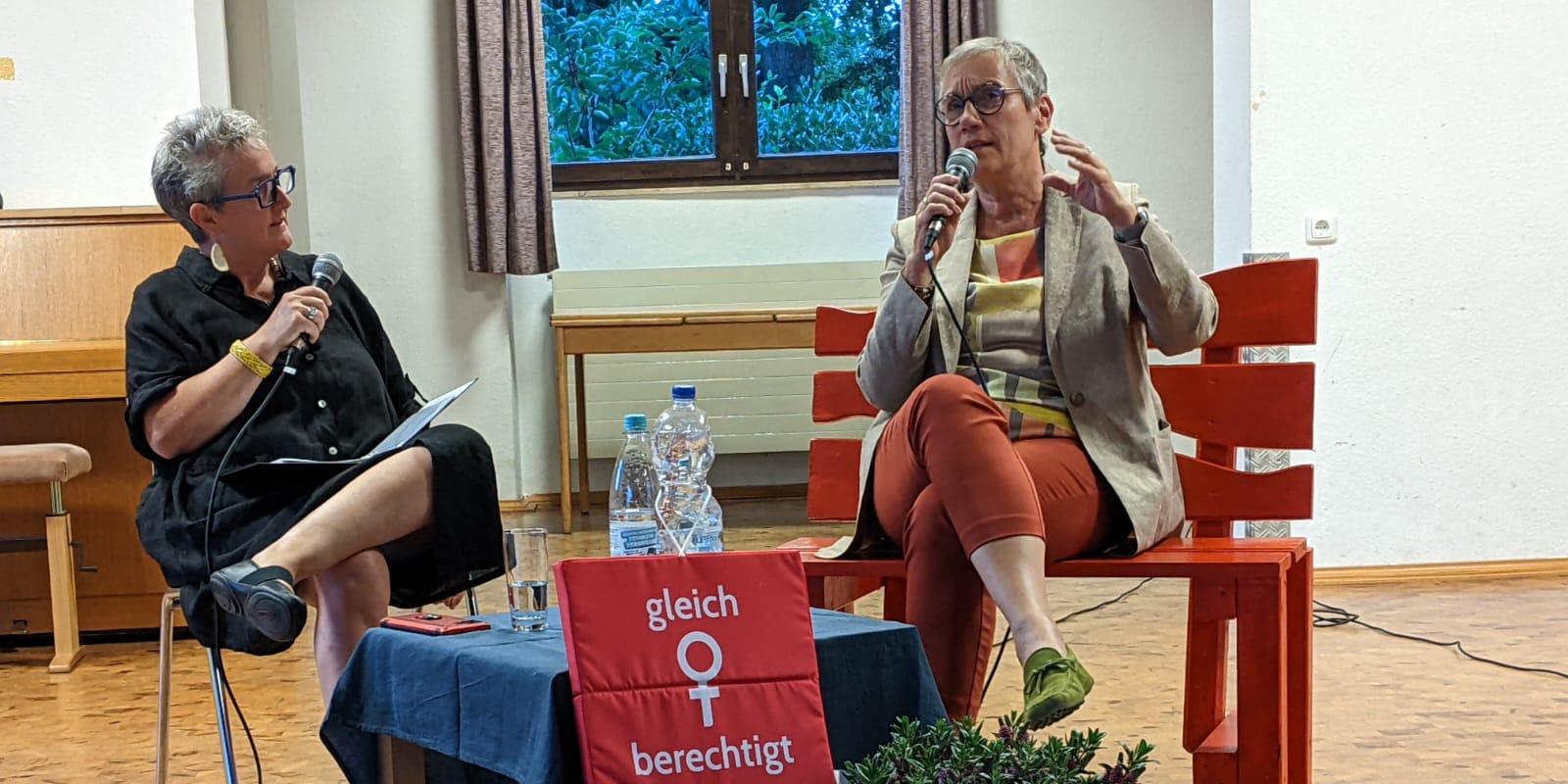Auf der roten Bank: Gast OB Sibylle Keupen im Dialog mit Moderatorin Annette Diesler