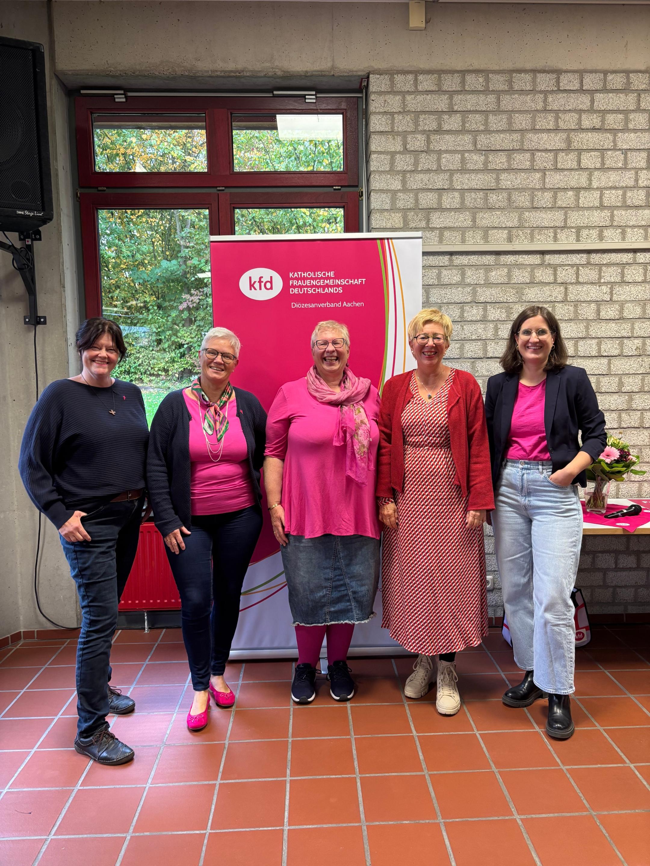Neuer Diözesanvorstand der kfd Aachen (v.l.n.r.): Regina Schmidt, Gabi Vogt, Regina Schulz, Claudia Kolletzki und Yasmin Raimundo