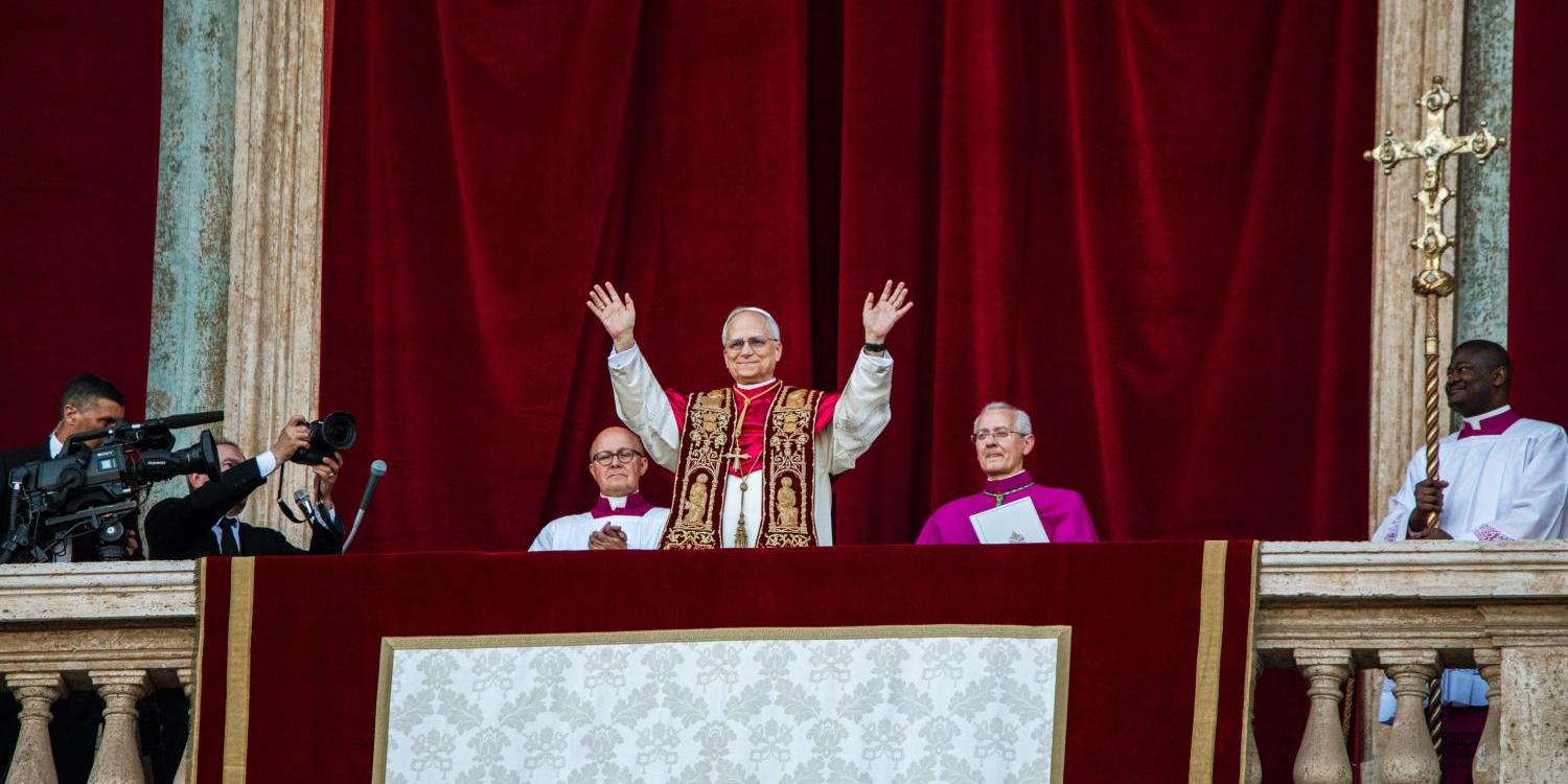 Papst Leo XIV: auf der Loggia des Petersdoms