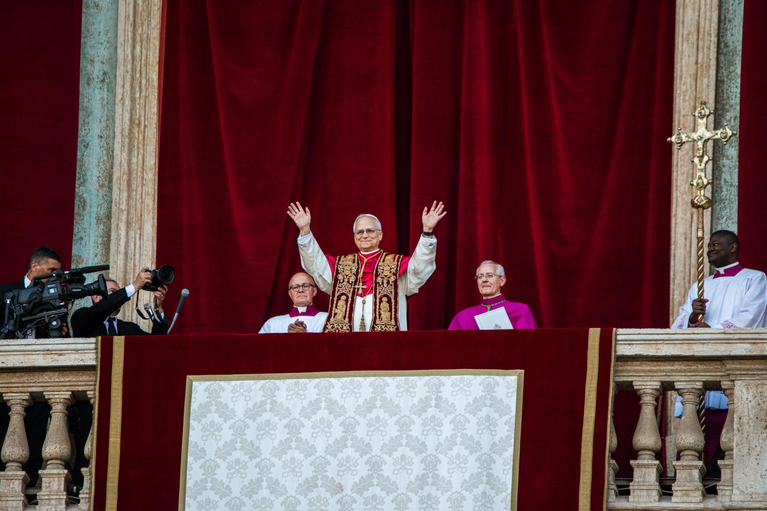 Papst Leo XIV: auf der Loggia des Petersdoms