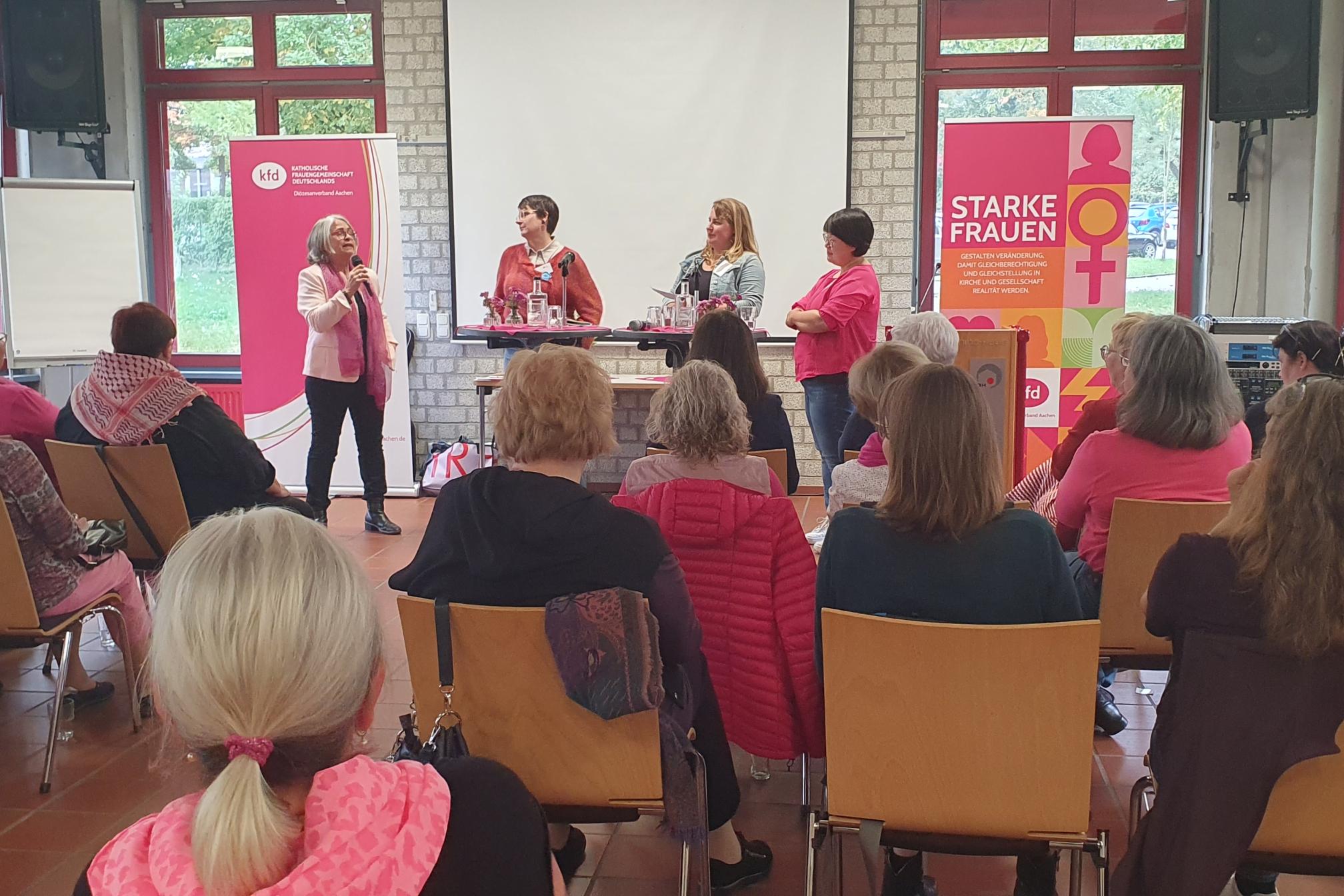 Podium zu Frauen in der Politik beim kfd Diözesantag 2025: Christa Nickels, Sabine Bausch, Natalie Mittler und Ye-One Rhie (v. l. n. r.)
