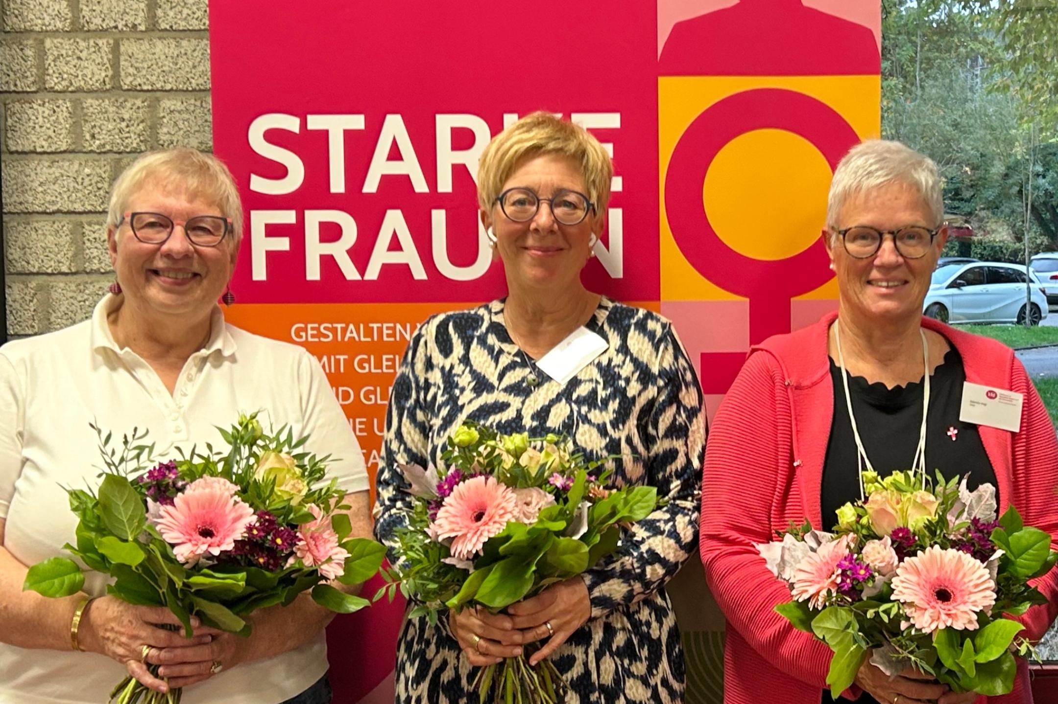 Die am 10.10.2025 neu gewählten Mitglieder des kfd-Diözesanvorstands: Vorsitzende Regina Schulz, stellvertretende Vorsitzende Claudia Kolletzki und Gabriele Vogt (v.l.n.r.)
