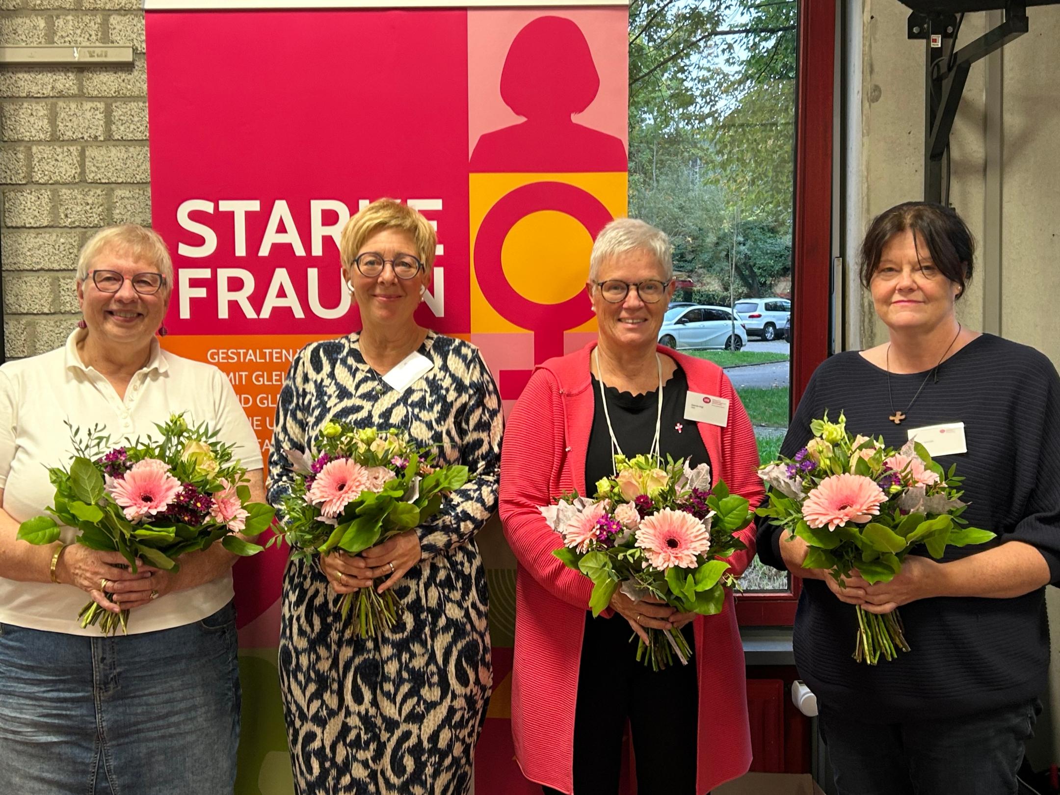 Die am 10.10.2025 neu gewählten Mitglieder des kfd-Diözesanvorstands: Vorsitzende Regina Schulz, stellvertretende Vorsitzende Claudia Kolletzki und Gabriele Vogt sowie Regina Schmidt (v.l.n.r.)
