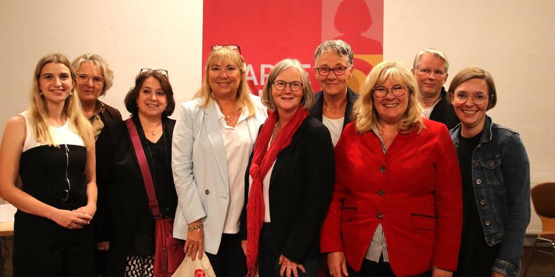 Diskutierten über Frauenpolitik in Meerbusch: Sarah Kohtes (CDU, v.l.), die Gleichstellungsbeauftragte der Stadt Claudia Müllejans, Kirsten Danes (FDP), Daniela Glasmacher (UWG/Freie Wähler), Margit Schöne und Brigitte Vielhaus (beide KFD), Nicole Niederdellmann-Siemes (SPD), Jürgen Peters (Grün alternativ) und Sarah Winter (Bündnis 90/Die Grünen).