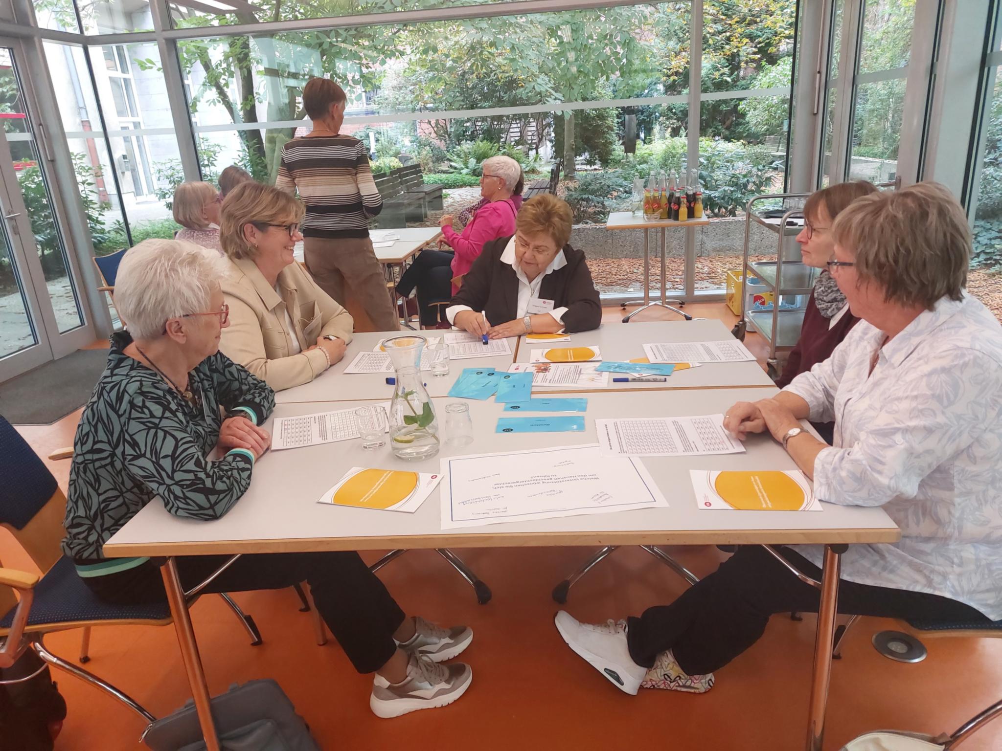 kfd-Delegierte beim Spiel 'Gleich gewinnt' bei der kfd Diözesanversammlung im Oktober 2026