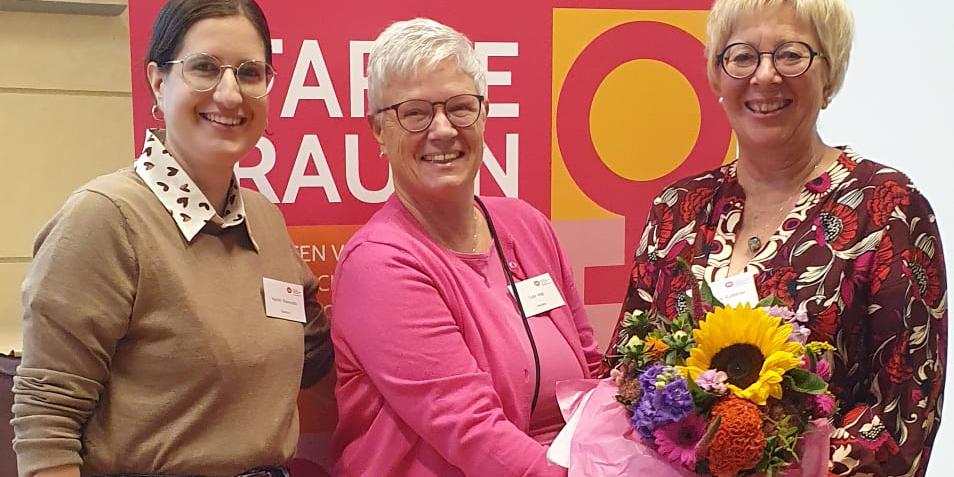 Yasmin Raimundo und Gabriele Vogt gratulieren Claudia Kolletzki zur Wahl als Diözesanvorsitzende (v.l.n.r.)