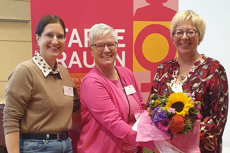 Yasmin Raimundo und Gabriele Vogt gratulieren Dr. Claudia Kolletzki zur Wahl als Diözesanvorsitzende (v.l.n.r.) Yasmin Raimundo und Gabriele Vogt gratulieren Claudia Kolletzki zur Wahl als Diözesanvorsitzende (v.l.n.r.)