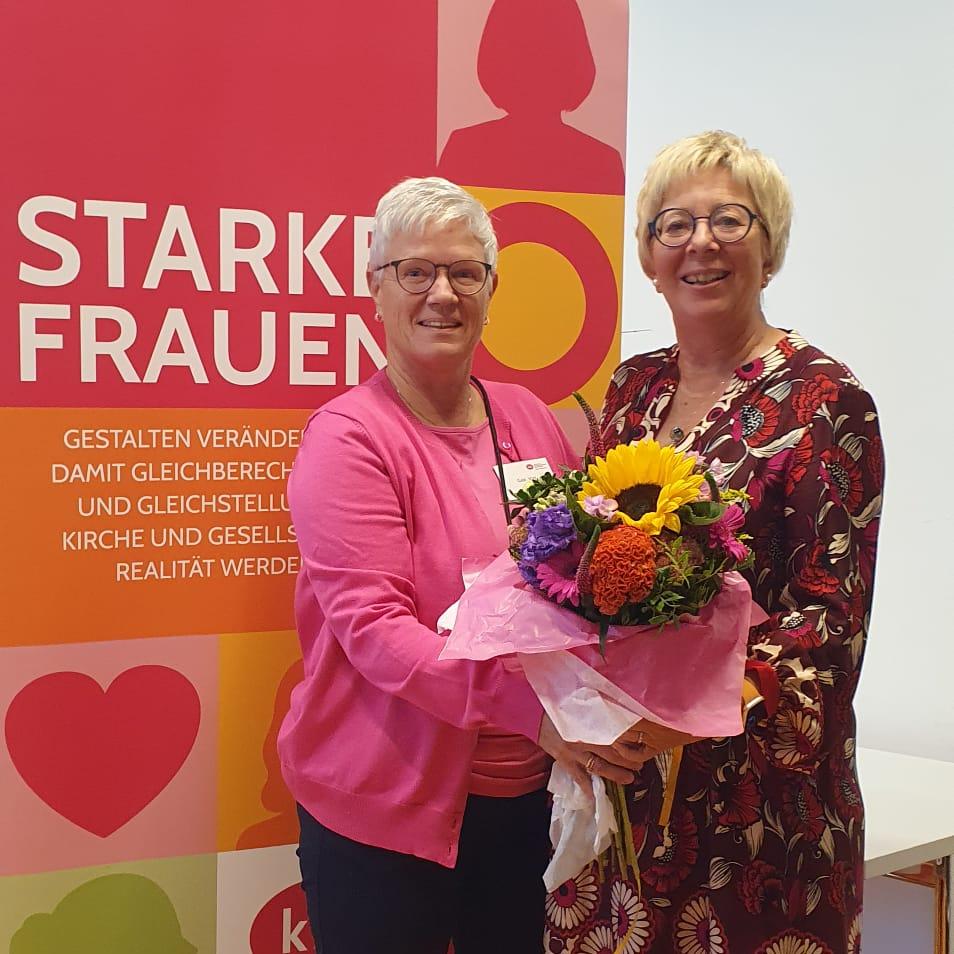 Gabriele Vogt (links) gratuliert Claudia Kolletzki (rechts) zur Wahl als kfd Diözesanvorsitzende