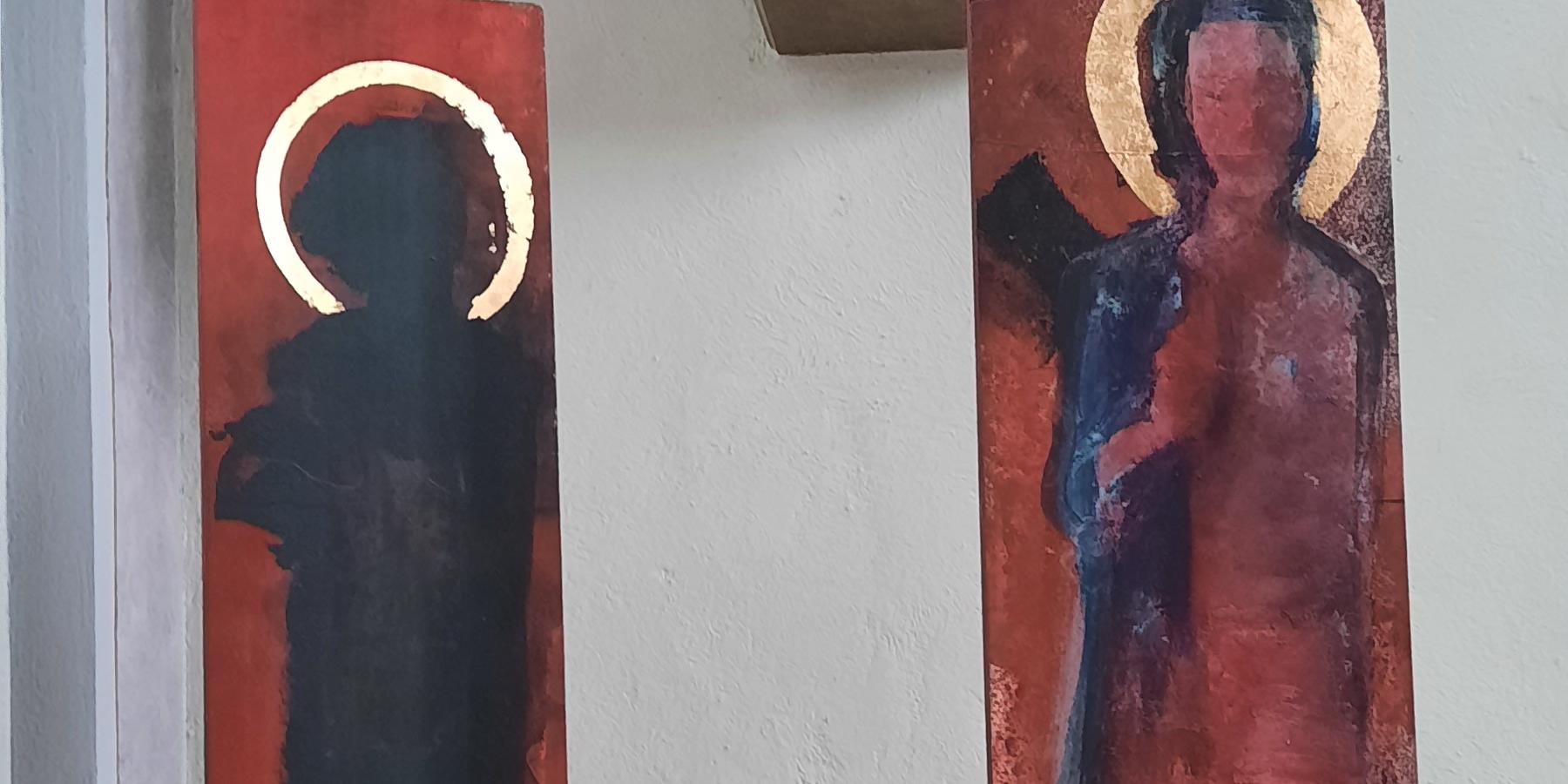 Zwei Stelen aus dem Zyklus „Anonyme Apostelinnen“ von der Krefelder Künstlerin Violetta Zerni