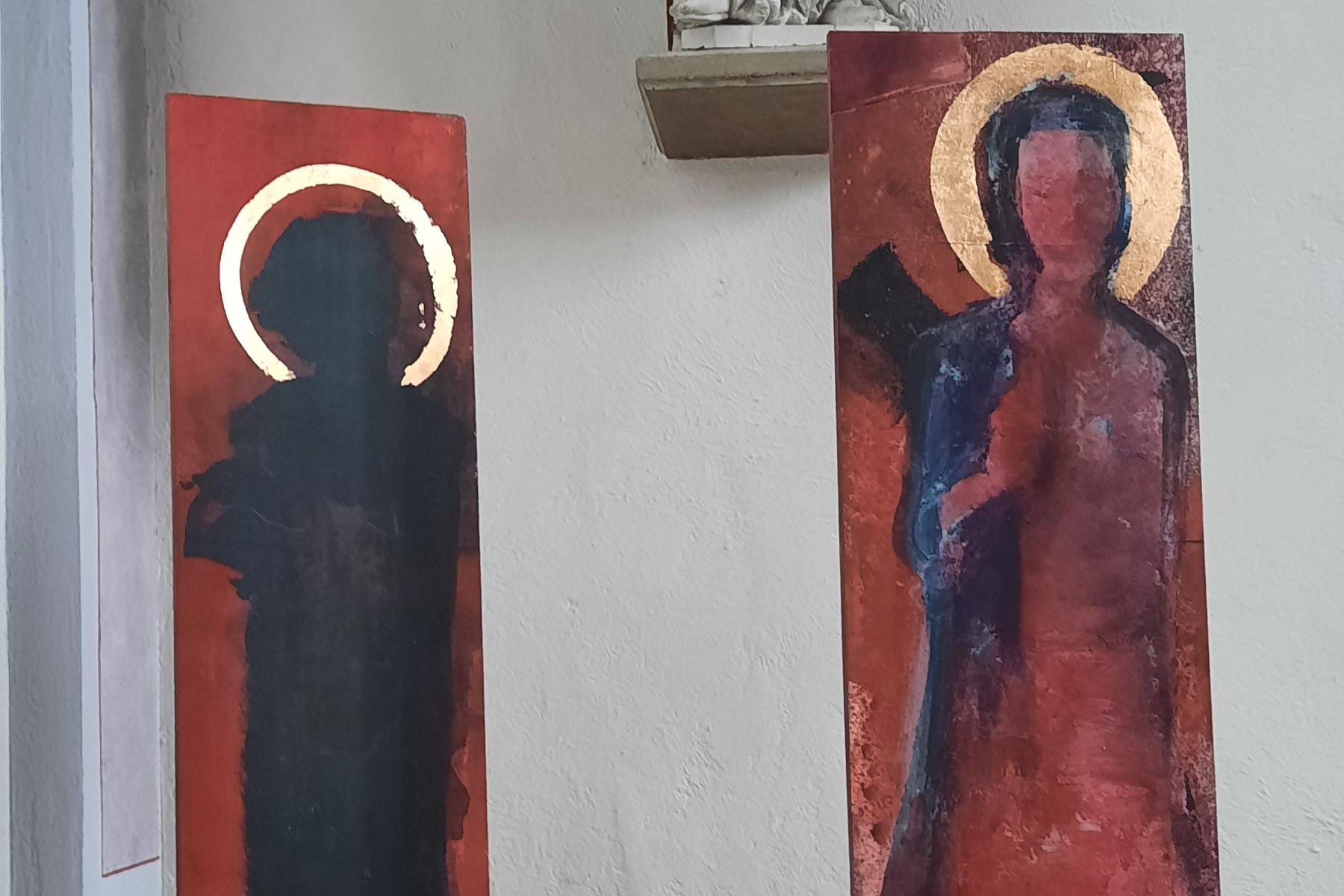 Zwei Stelen aus dem Zyklus „Anonyme Apostelinnen“ von Violetta Zerni