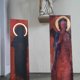 Zwei Stelen aus dem Zyklus „Anonyme Apostelinnen“ von Violetta Zerni