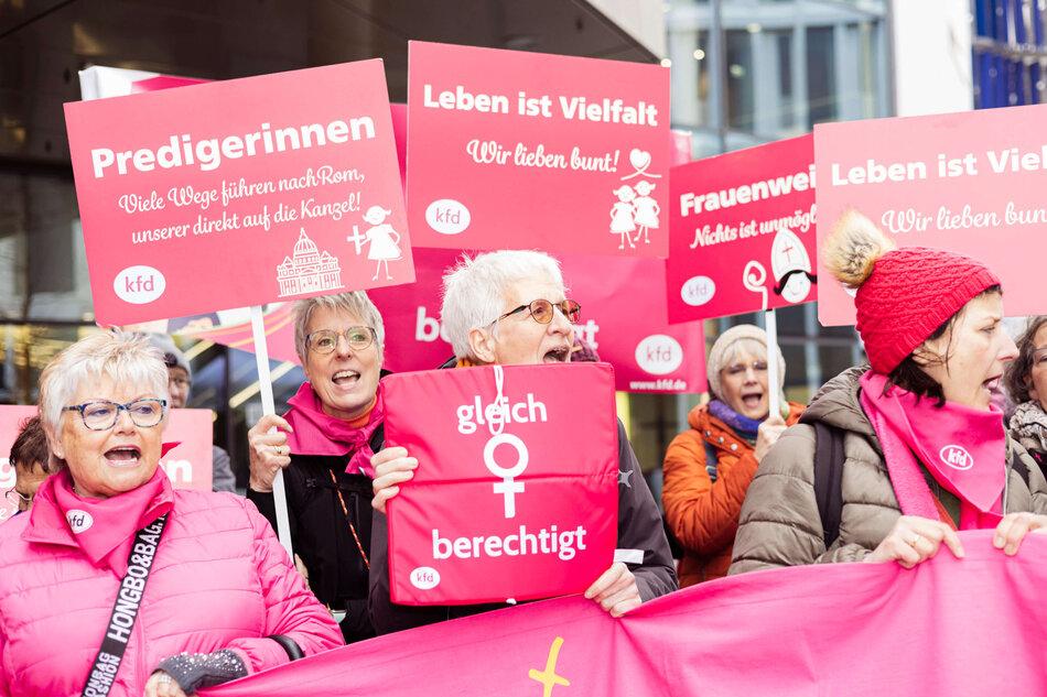 kfd-Frauen gehen regelmäßig auf die Straße und zeigen Haltung für Demokratie und Gleichberechtigung