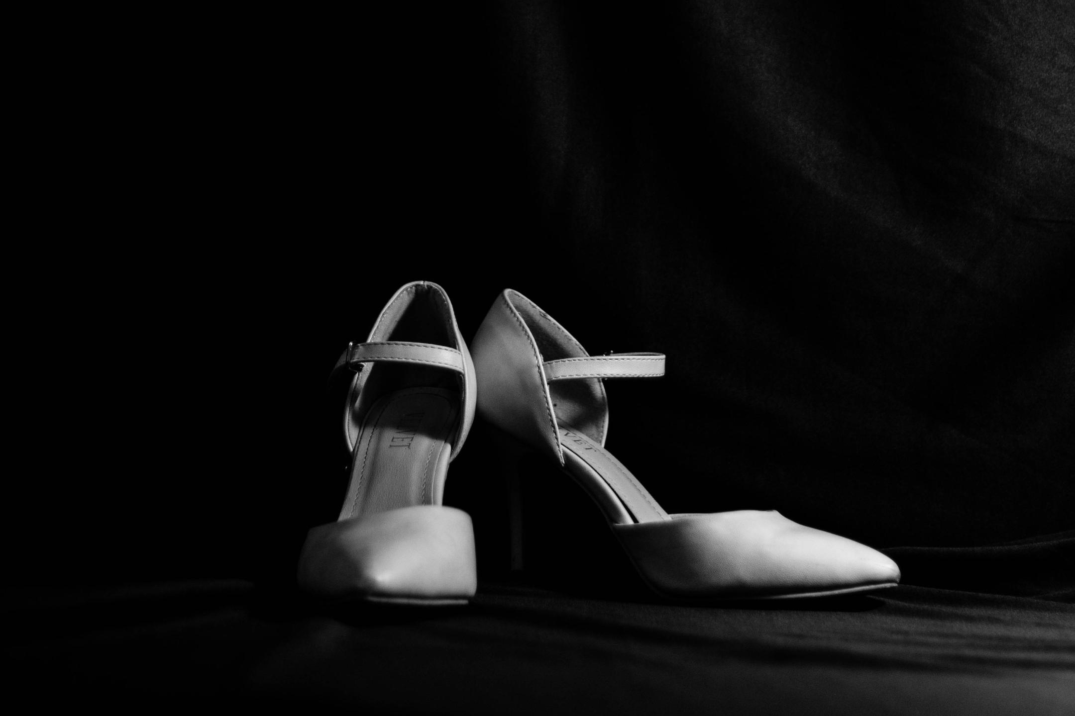 Femizide stoppen – Foto (weiße Pumps): Krystal Ng / Unsplash
