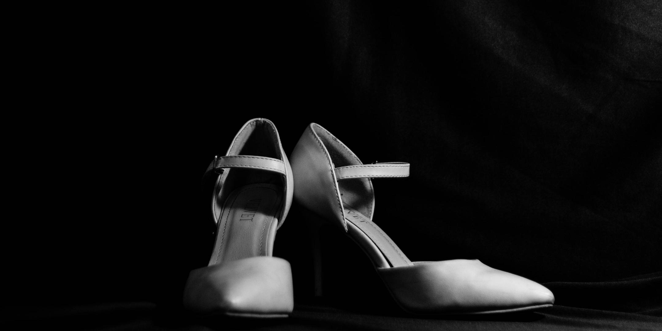 Femizide stoppen – Foto (weiße Pumps): Krystal Ng / Unsplash