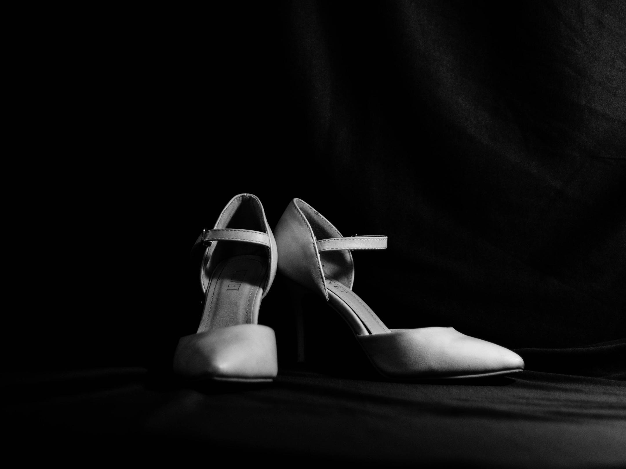 Femizide stoppen – Foto (weiße Pumps): Krystal Ng / Unsplash